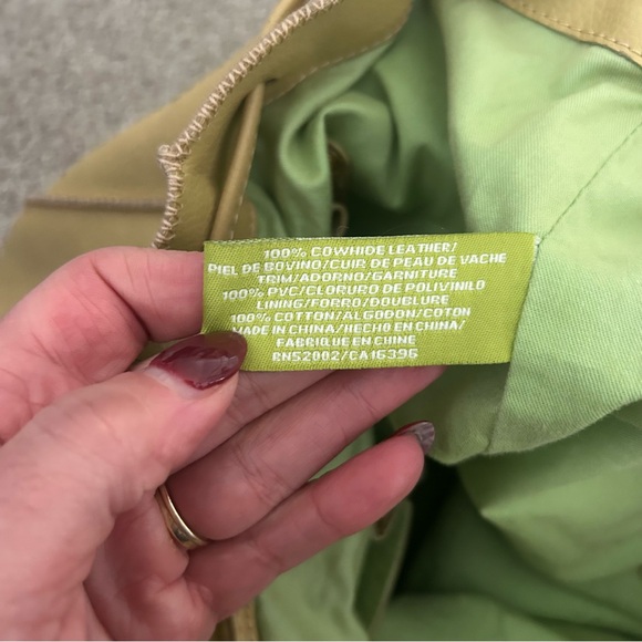 Butter yellow pebbled leather bucket bag - Picture 12 of 12